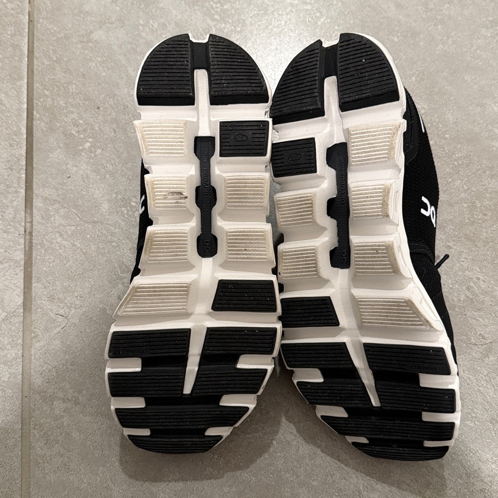 On running shoes women’s size 6. New. - Picture 2 of 3